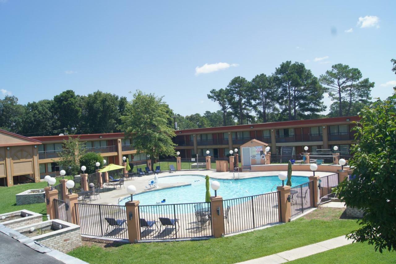 Days Inn By Wyndham Durham/Near Duke University Экстерьер фото